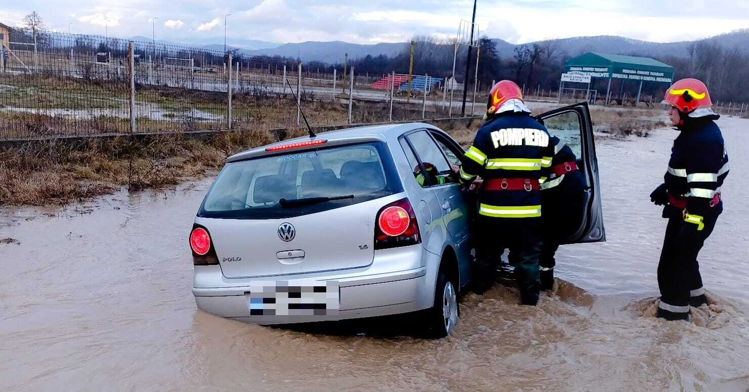 Zeci de localități, afectate de inundații. O persoană a fost luată cu mașina de apă. GALERIE FOTO și VIDEO
