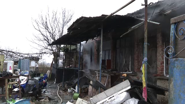Panică într-o localitate de lângă Timișoara. O casă a ars ca o torță