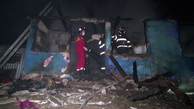 Doi soți au murit într-un incendiu puternic din Bacău. Vecinii nu au reușit să îi salveze