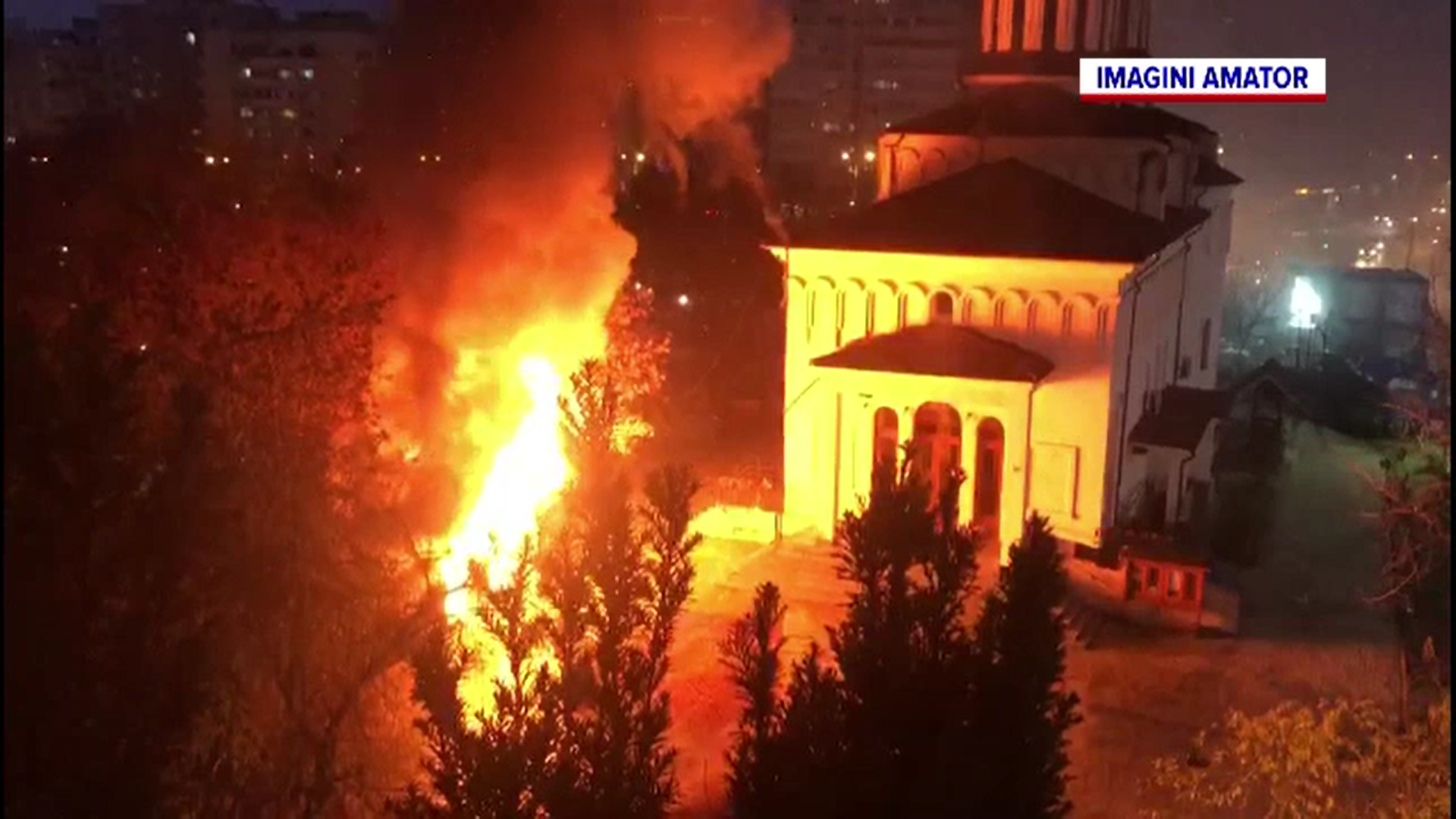 Un incendiu puternic a izbucnit în curtea unei biserici din sectorul doi al Capitalei