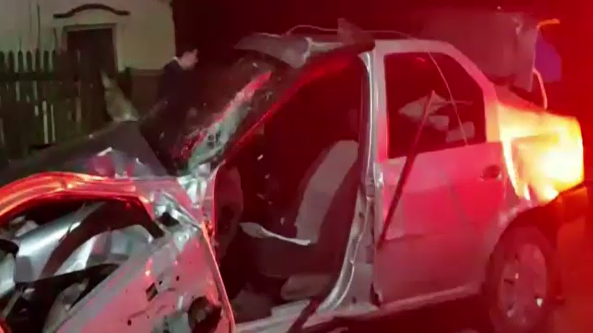 Un argeșean de 39 de ani a murit după ce a intrat cu mașina într-un stâlp