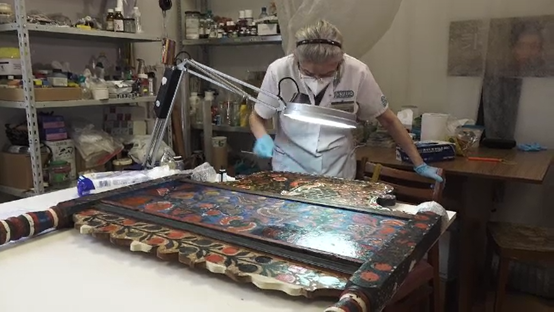 Opt restauratori vor ”reînvia” mai multe comori din lemn de la Muzeul Județean Mureș