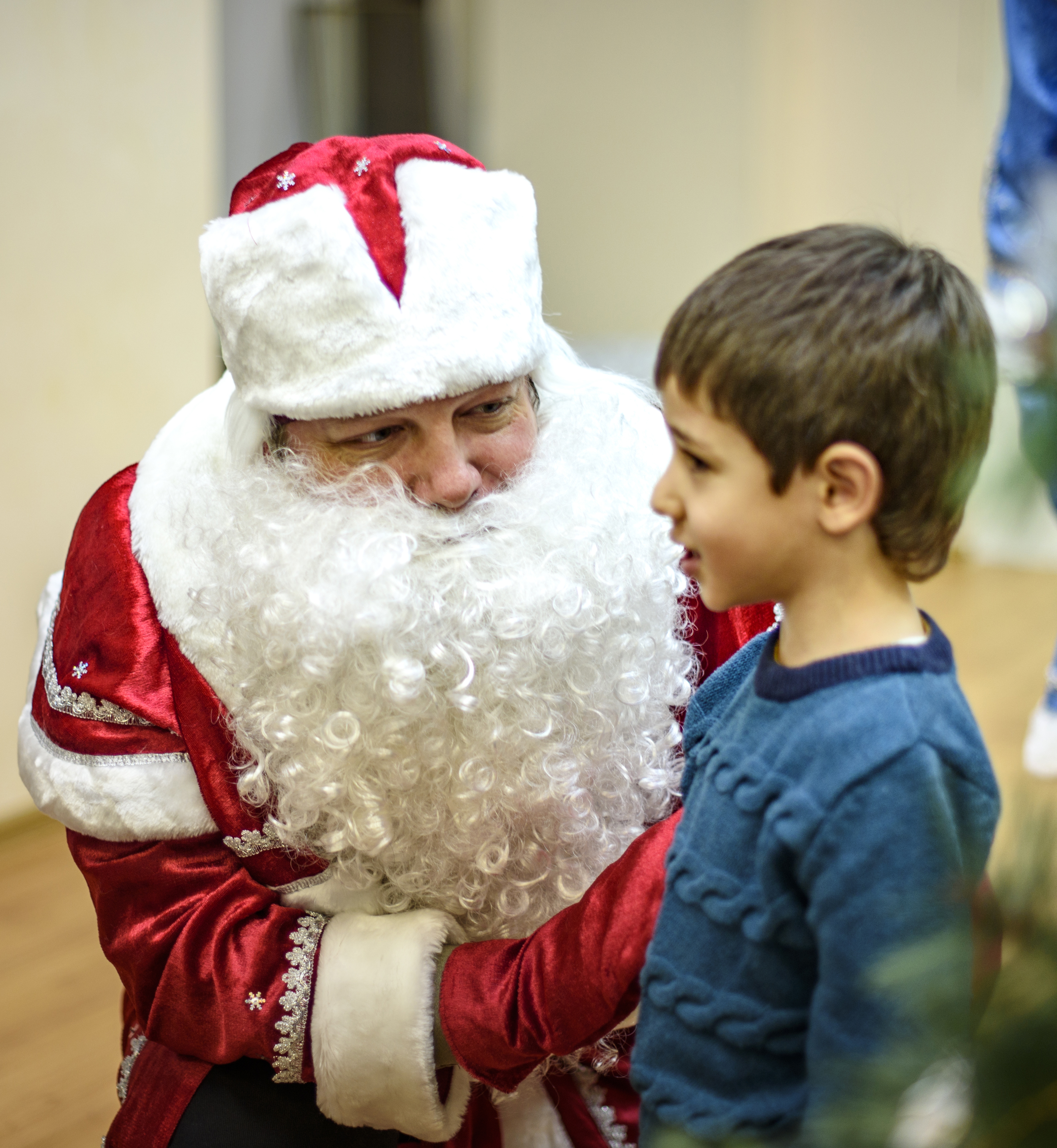 Tradiția Moșului Crăciun în școli, considerată excepțională. Cum poate participa la serbările copiilor