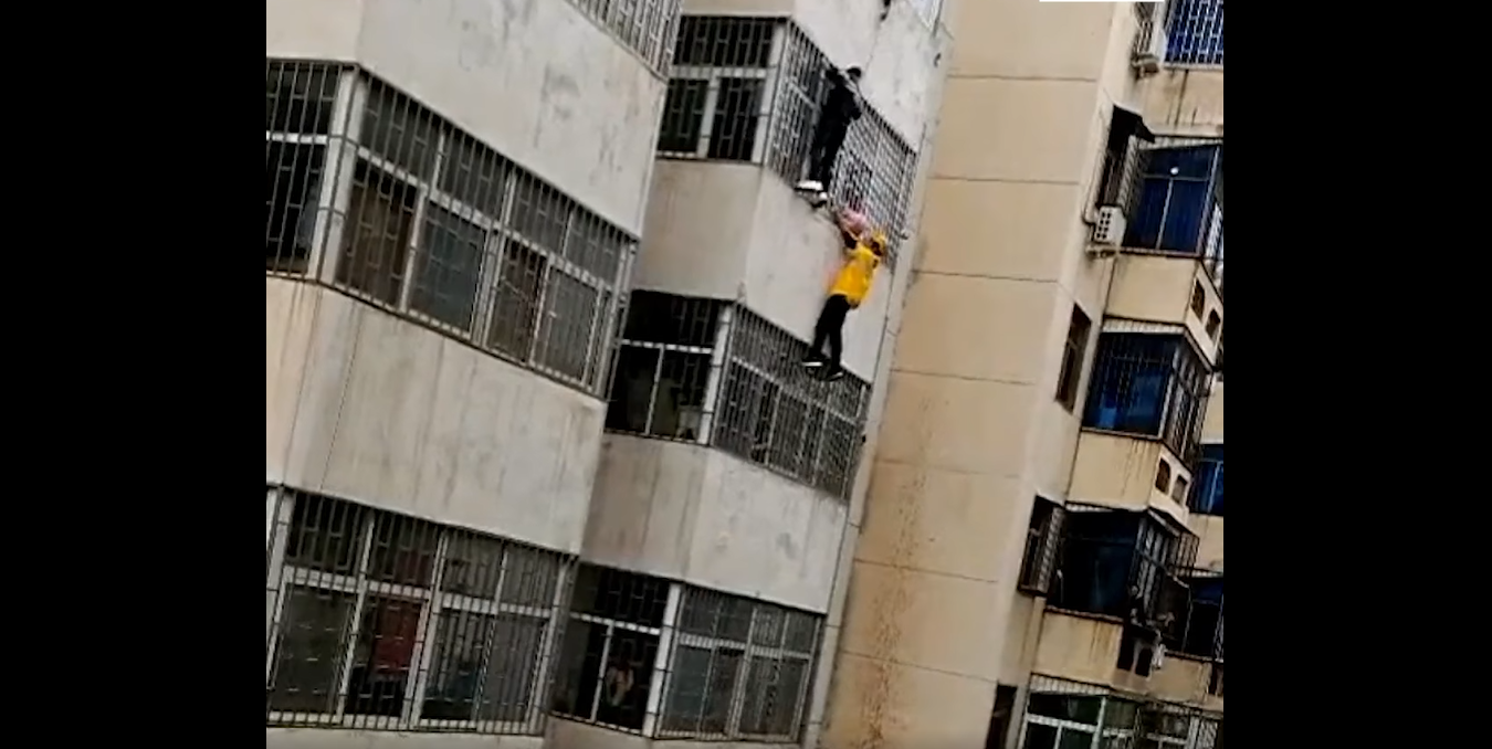 Un curier din China s-a urcat pe un bloc până la etajul 3 pentru a salva o fetiță care stătea să cadă VIDEO