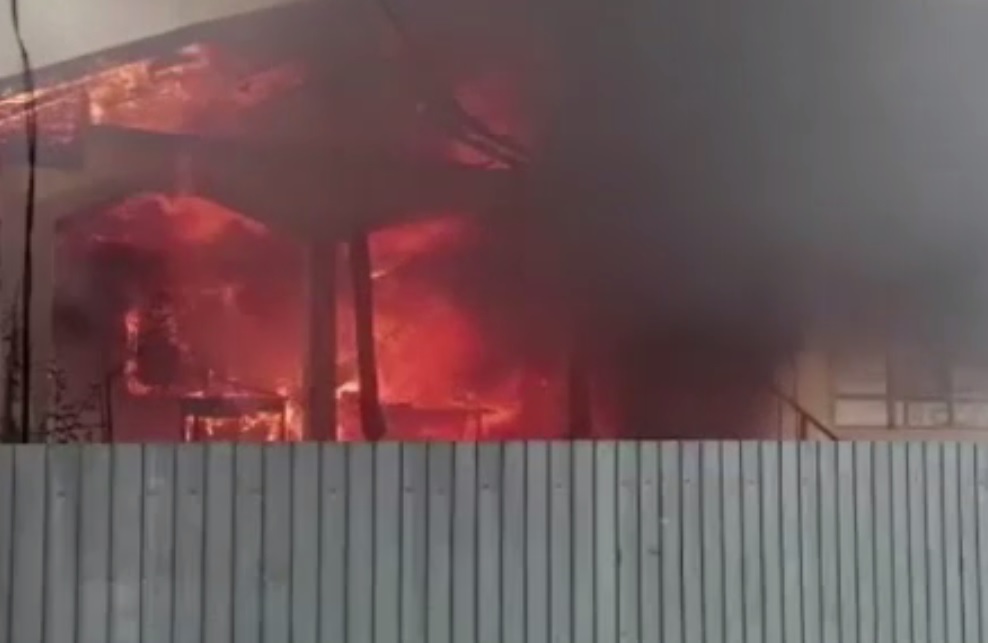 Bacău: Șase persoane au rămas fără locuință în plină iarnă, după ce casa lor a ars din temelii