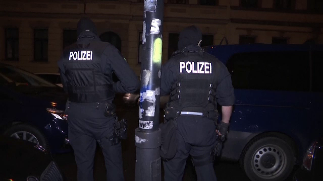 Raiduri în estul Germaniei după amenințările cu moartea la adresa premierului landului