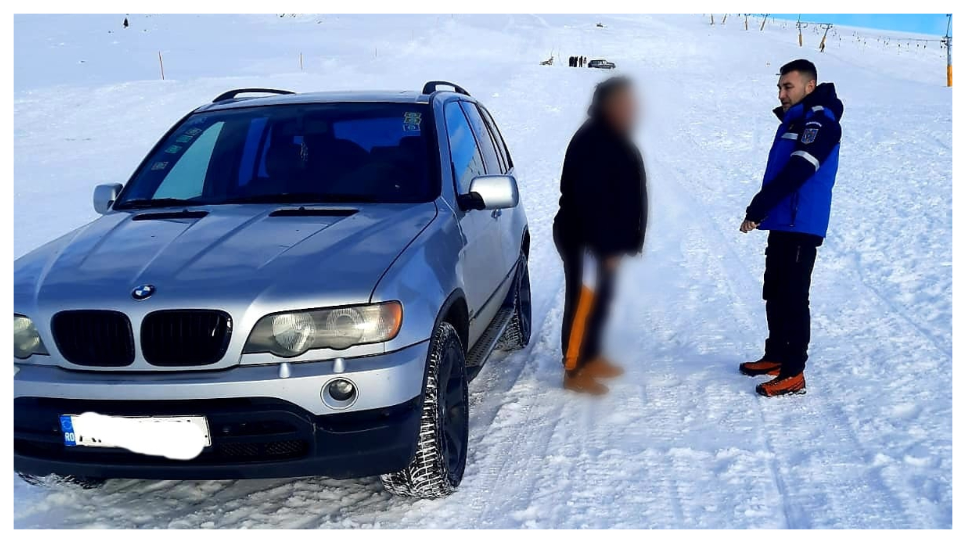 Un tată și fiul său au intrat cu SUV-urile pe pârtia de schi „Borlova”. Ce amenzi au primit din partea jandarmilor