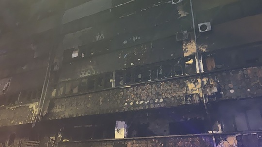 Incendiu puternic în parcarea subterană a unui bloc din Constanţa. 250 de oameni au fost evacuați. VIDEO