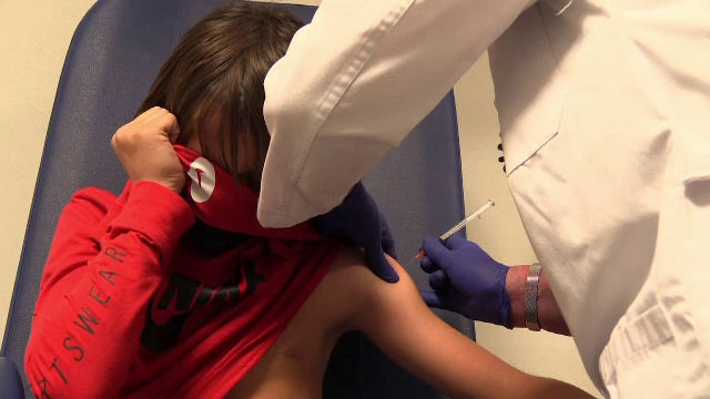 Mii de copii din Europa au fost vaccinați. Marea Britanie a raportat peste 80.000 de cazuri noi într-o singură zi