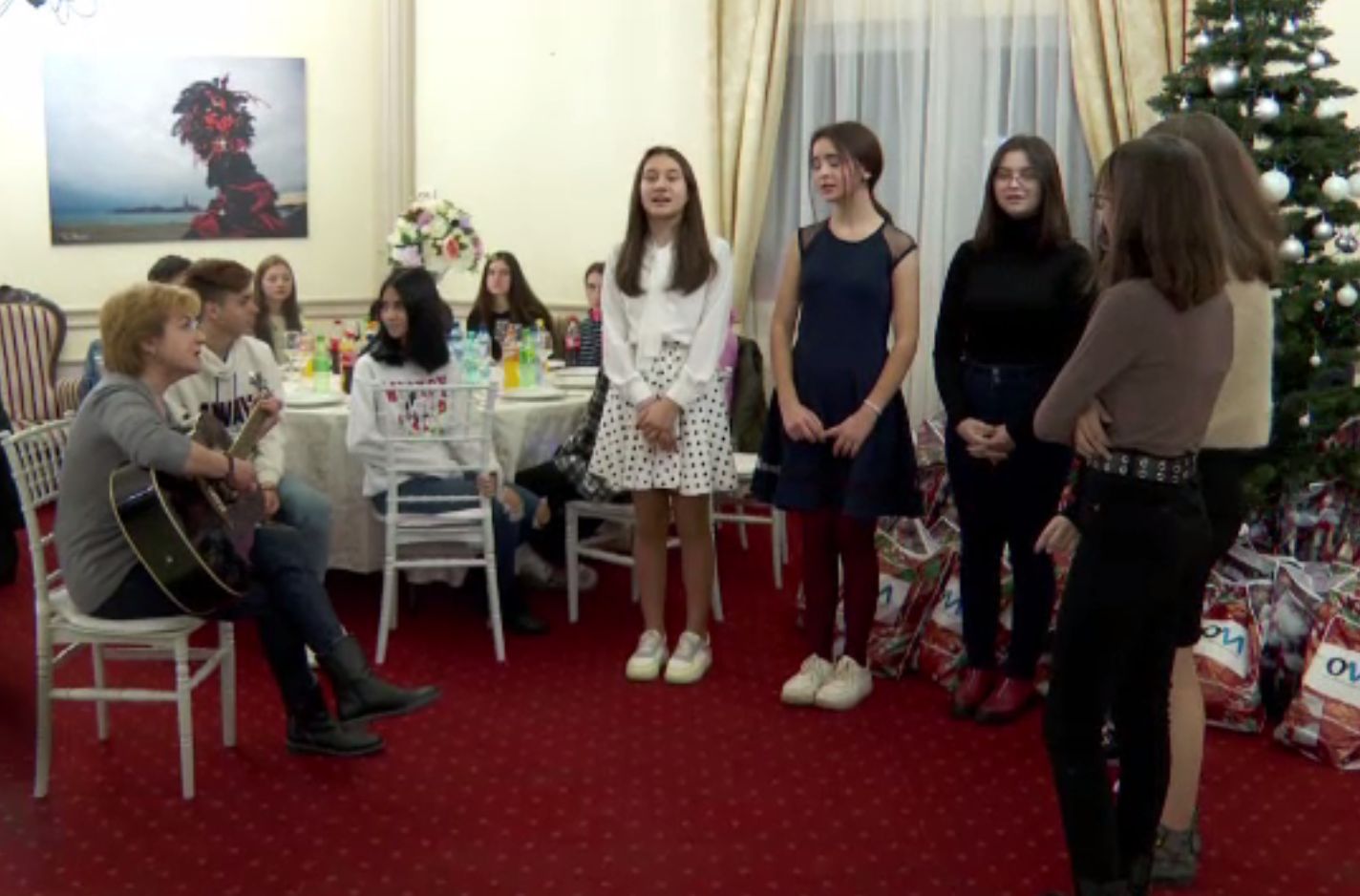 Copiii silitori dintr-un centru de plasament din Iași, scoși la restaurant de Moș Crăciun