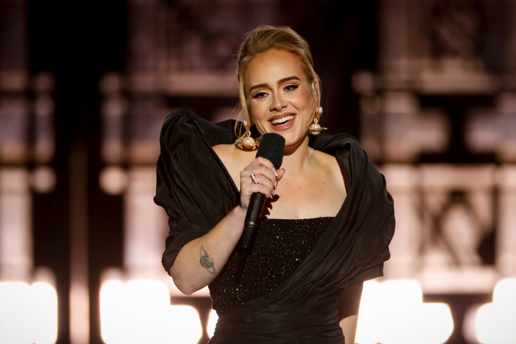Adele s-a întors pe scenă după cinci ani de pauză. Imagini din primul concert cu public - GALERIE FOTO - Imaginea 7