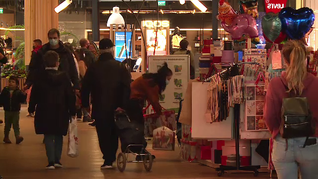 Centrele comerciale și piețele au fost pline ochi de oameni veniți la cumpărături pentru Sărbători, în acest weekend