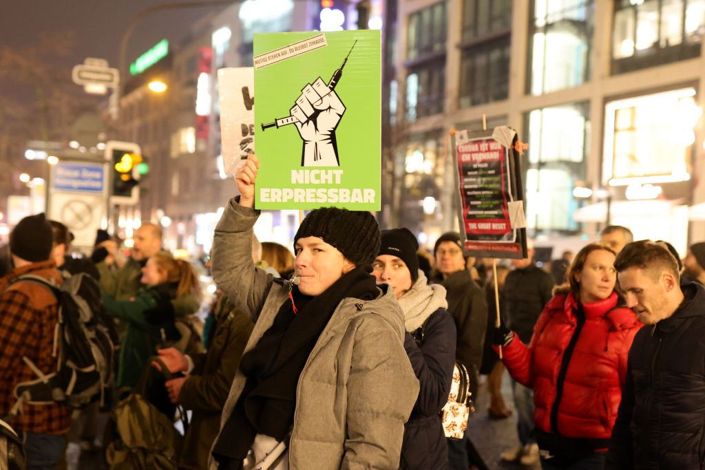Noi proteste anti-restricții în Germania. Mii de oameni care se opun vaccinării au ieşit în strada