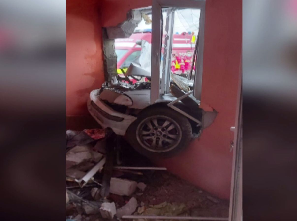 Un șofer începător s-a înfipt cu mașina într-o casă, în Dâmbovița