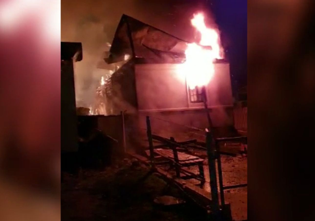 Un incendiu a izbucnit o casă din Dâmbovița. Pompierii au acționat la limită