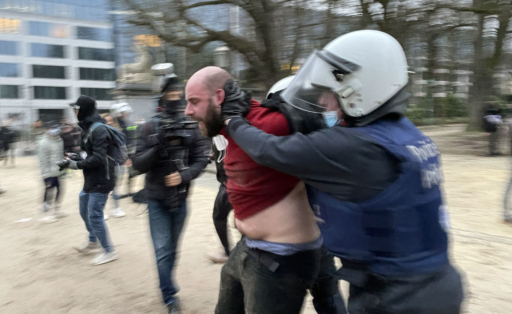 Proteste violente în Bruxelles față de restricțiile sanitare. Ciocniri între manifestanți și polițiști