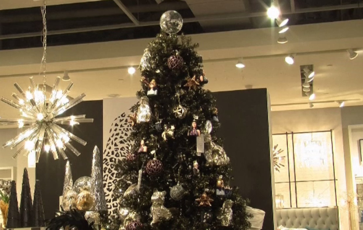 Bradul negru de Crăciun, noua propunere a designerilor din Beverly Hills