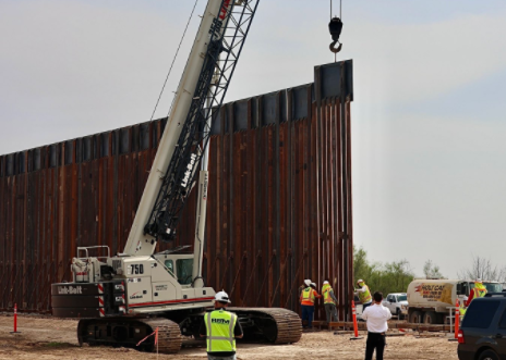 FOTO Texasul îşi construieşte propriul zid la frontiera cu Mexicul: „O replică a zidului lui Trump”