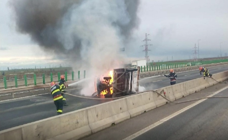 Incendiu pe autostrada A4. O mașină a fost distrusă de flăcări