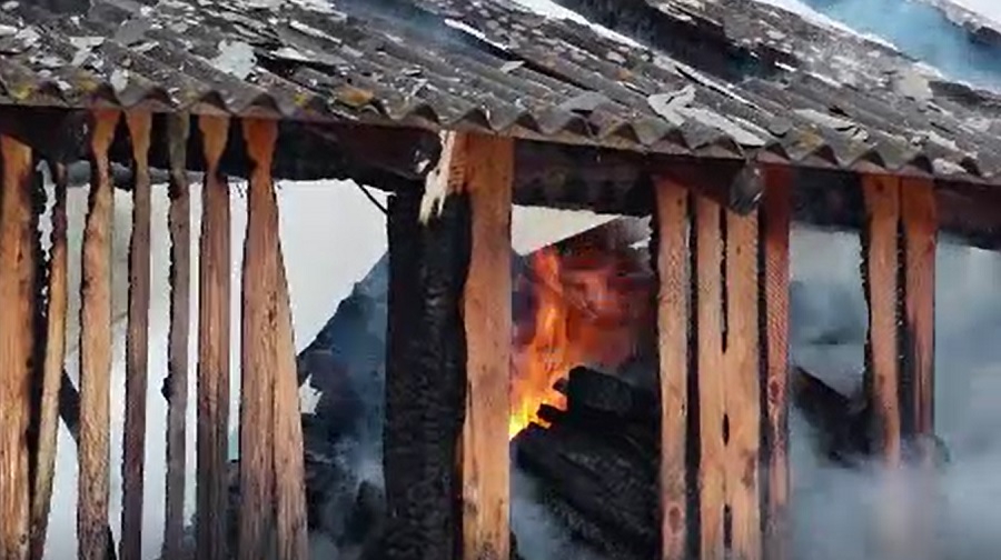 O magazie a fost mistuită de flăcări în Bistrița-Năsăud, după ce o afumătoare a luat foc