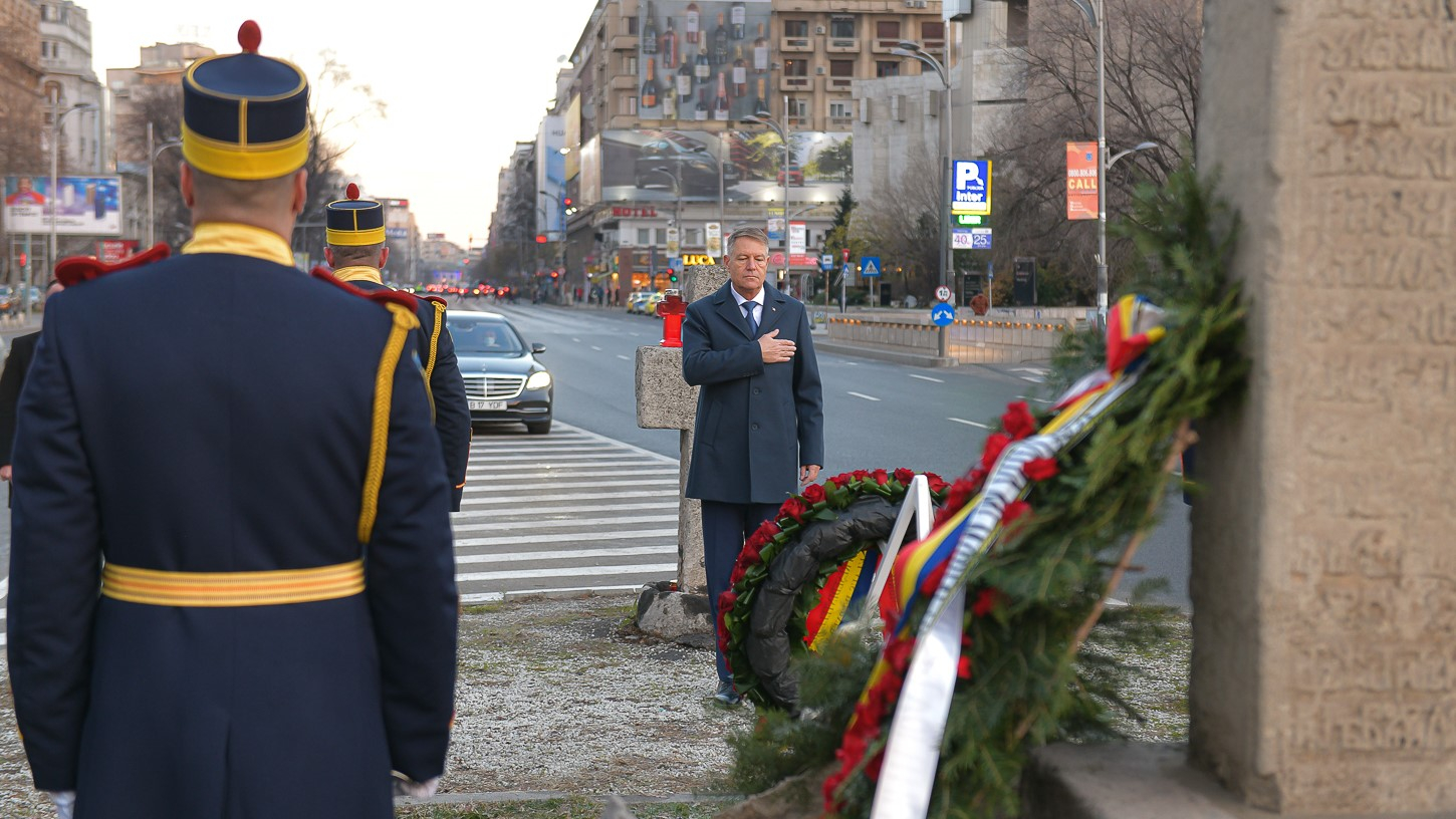 Klaus Iohannis a depus o coroană de flori în memoria victimelor Revoluţiei din 1989