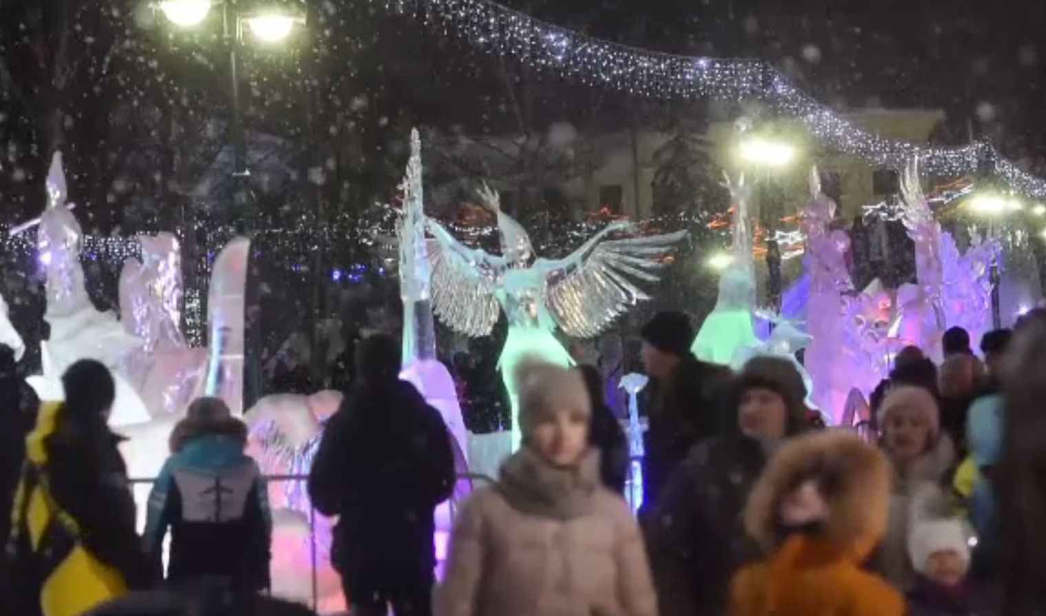 Concurs de sculpturi în gheață inspirat din basmele rusești, în Siberia. Ce sumă a fost în joc