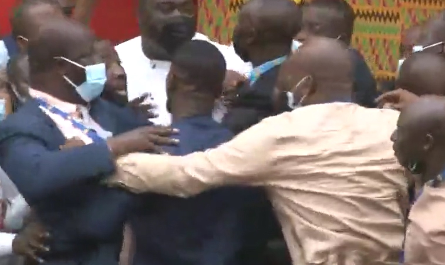 VIDEO. Bătaie generală în parlamentul din Ghana. De la ce a pornit scandalul
