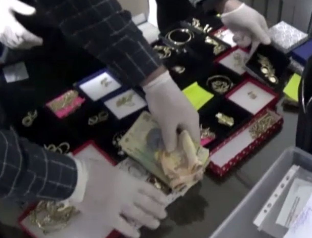 Două femei, cercetate de polițiști pentru bijuterii aduse din Turcia și vândute online