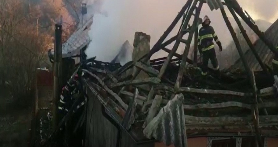 Incendiu puternic în județul Argeș. Acoperișul casei unui bătrân de 84 de ani a fost cuprins de flăcări