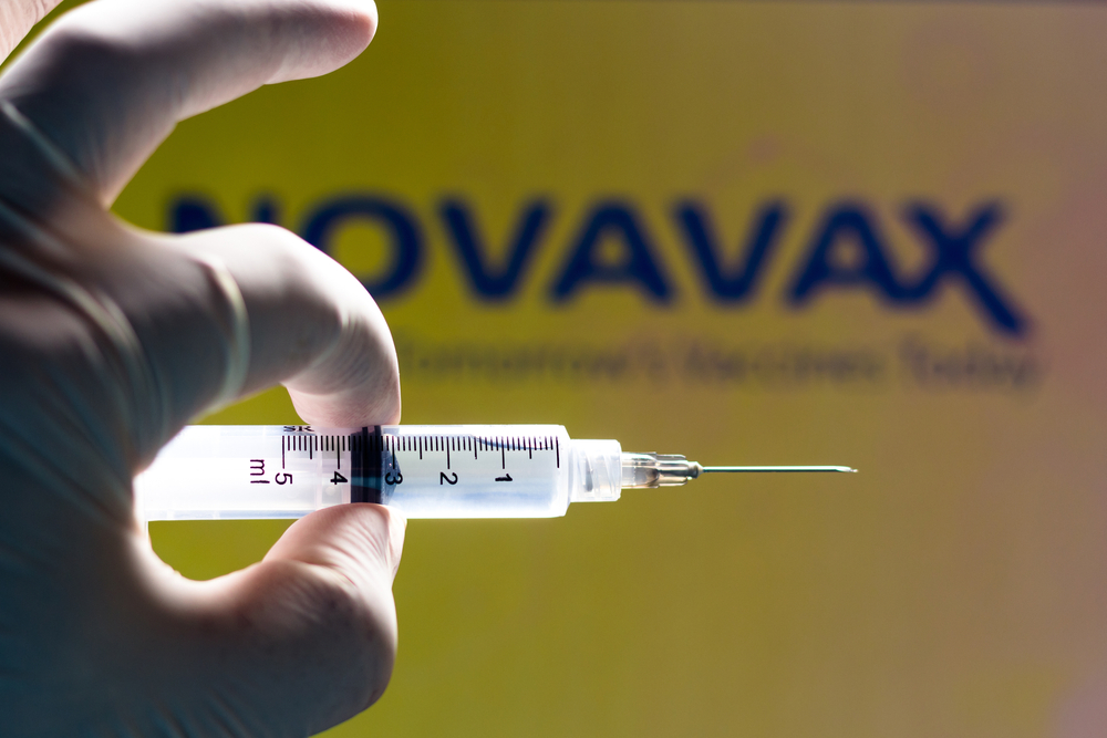 Novavax, cel mai nou vaccin aprobat de UE, este realizat din celule de molie și scoarță de copac. Testat de o româncă