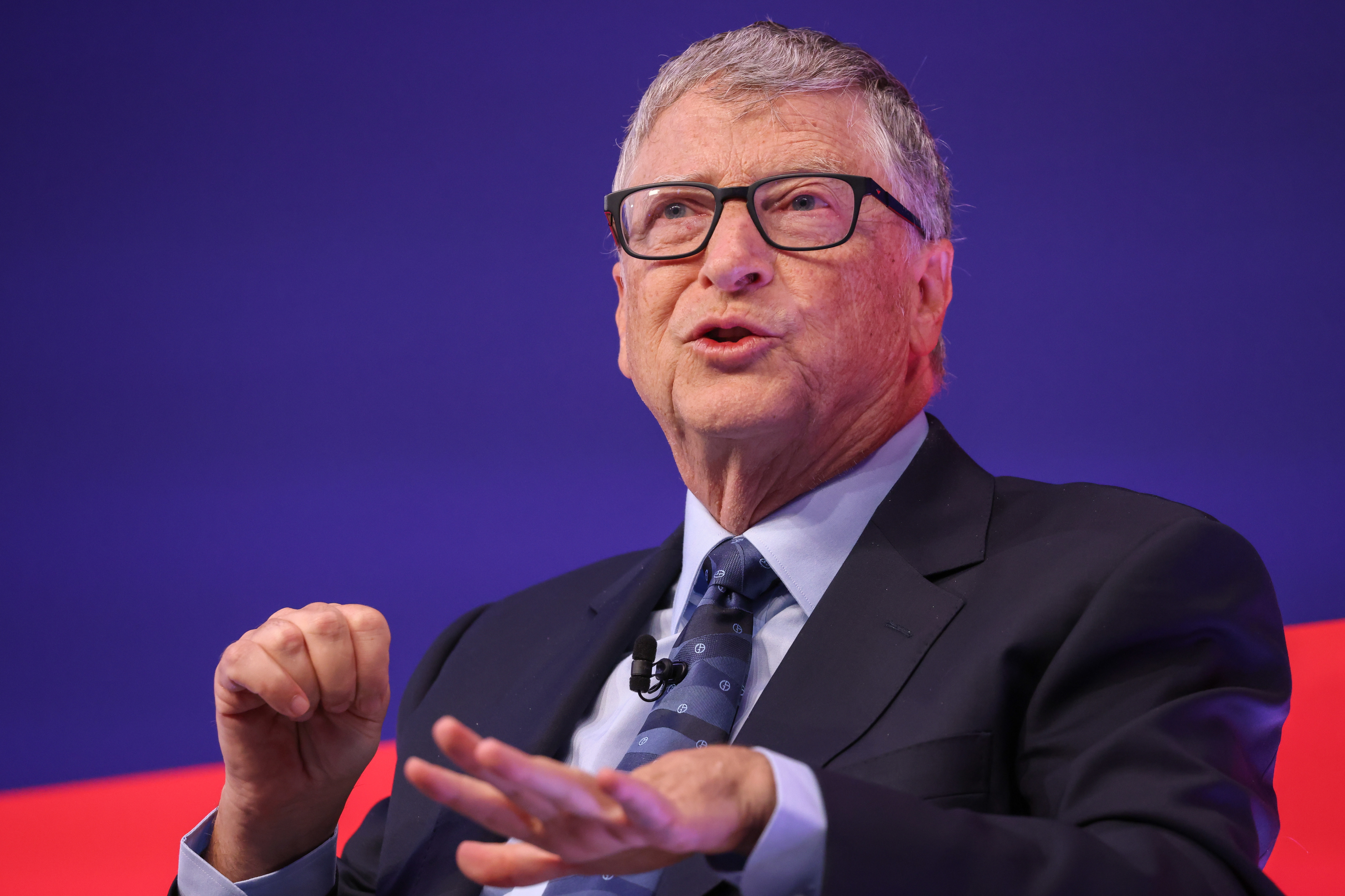 Bill Gates: „Omicron se răspândește mai repede decât orice alt virus din istorie”