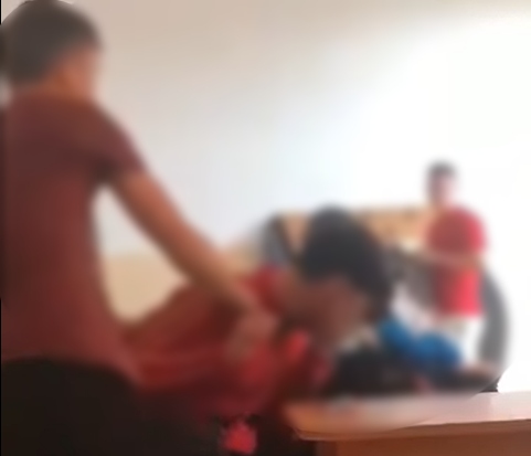 Un elev de 15 ani a fost bătut de un coleg de clasă, în timp ce altul filma. Imaginile au fost postate pe rețelele sociale