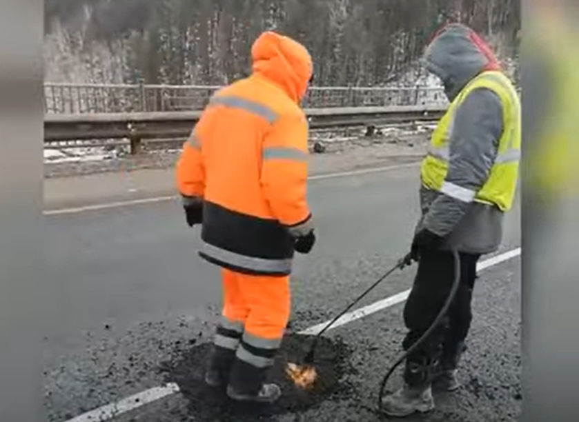 VIDEO. Imagini virale. Doi muncitori asfaltează un drum cu picioarele