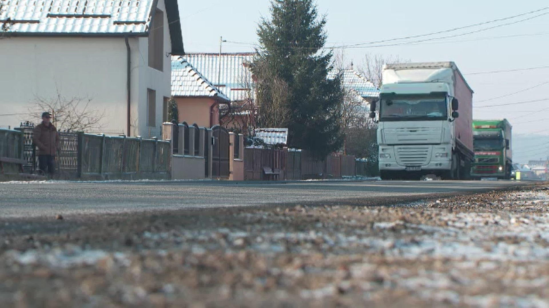 Locuințele a zeci de oameni din județul Cluj sunt în pericol de a fi distruse de traficul mașinilor de mare tonaj