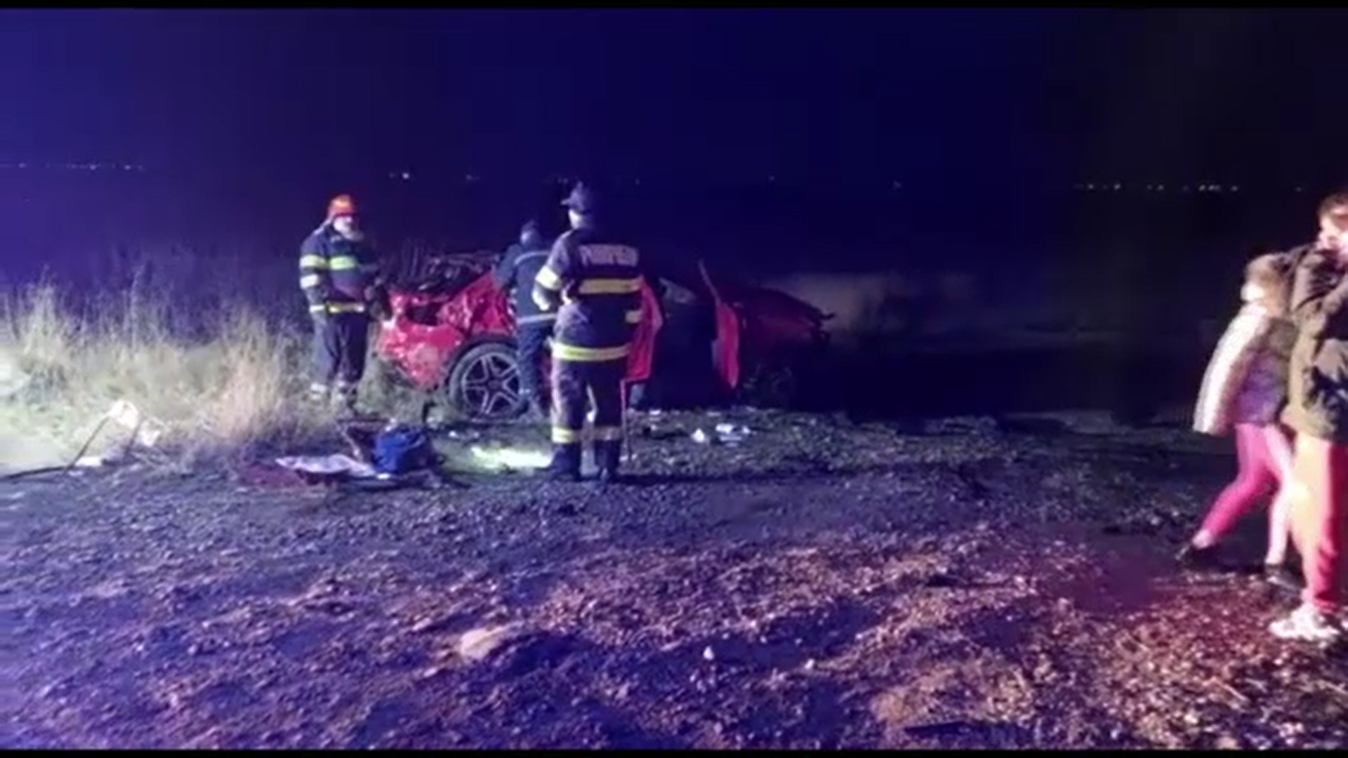 Trei persoane au ajuns la spital după ce maşina în care se aflau s-a răsturnat pe un câmp în Dâmbovița