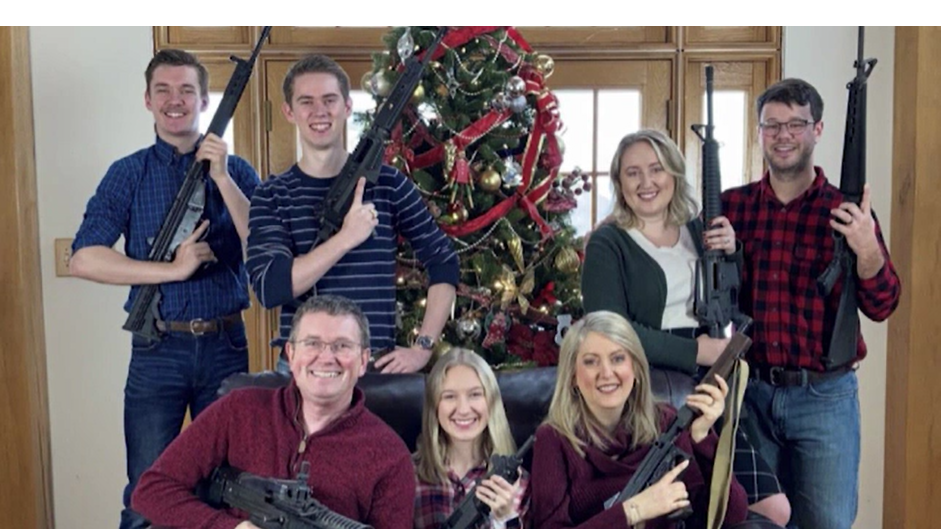 Un membru al Congresului SUA a făcut publică imaginea cu el și membrii familiei, înarmați cu toții lângă bradul de Crăciun