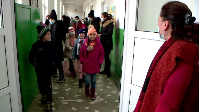 O profesoară din Iași a împărțit daruri pentru 100 de elevi care provin din familii sărmane: ”N-ai cum să rămâi indiferent”