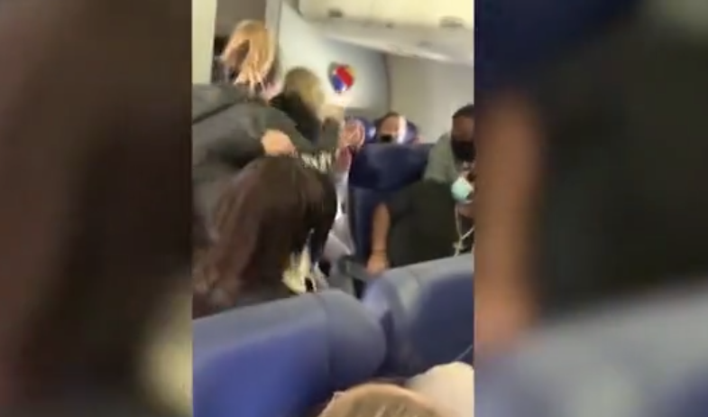 VIDEO Momentul în care o pasageră începe să lovească o stewardesă, după ce a fost rugată să poarte mască