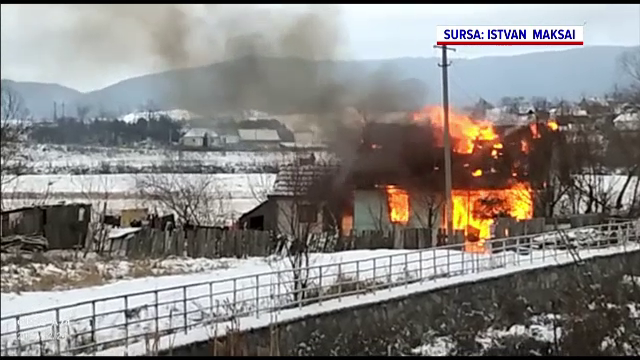 Un incendiu puternic a avut loc în județul Harghita. O casă a ars ca o torță, iar 3 familii au rămas pe drumuri