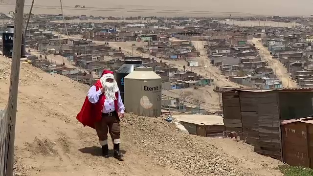 Moș Crăciun a adus daruri copiilor în plină vară, în Peru: ”Sunt foarte fericită”