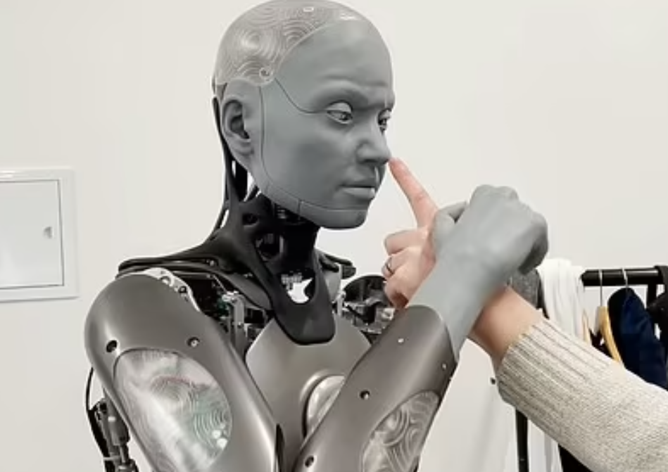 Noi imagini cu cel mai avansat robot umanoid din lume. Cum a reacționat când un cercetător a vrut să-l atingă