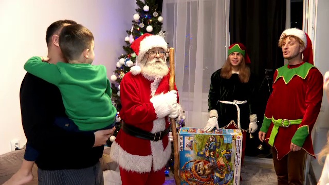 Moș Crăciun a adus daruri copiilor din toată lumea. Cum l-au primit cei mici: ”Sunt prea fericită!”
