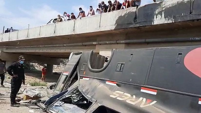 Cel puţin un mort şi 20 de răniţi după ce un autobuz a căzut de pe un pod în Peru