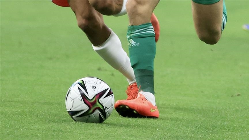 Un jucător algerian de doar 30 de ani a decedat în timpul unui meci de fotbal, după o lovitură la cap