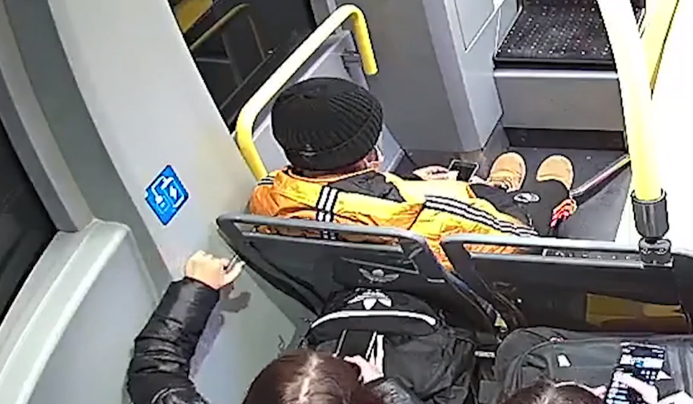 Un tramvai PESA, de 2 milioane de euro, vandalizat de un grup de adolescenți în Iași. VIDEO