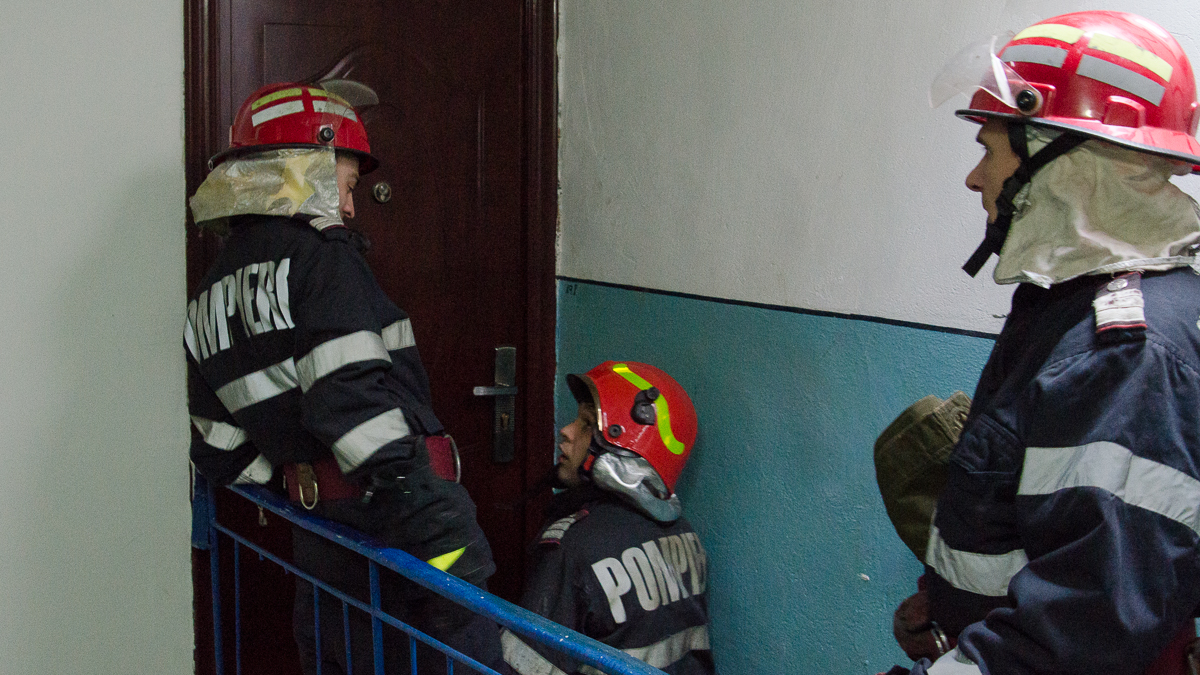 Pedeapsa primită de pompierul din Botoșani imobilizat cu electroșocuri după ce și-a bătut soția însărcinată de față cu copiii
