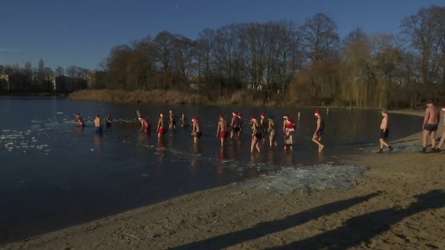 Zeci de oameni au respectat tradiția și au făcut baie în apa înghețată a unor lacuri