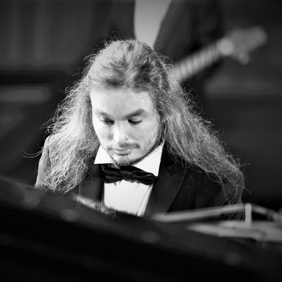 Pianistul Alex Penescu, rănit în Colectiv, a lansat piesa “Ești lumina mea”, cu soprana Angela Gheorghiu