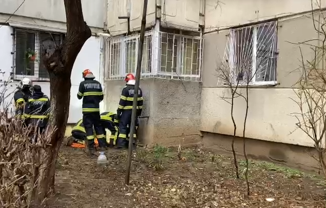 O femeie de 60 de ani a rămas blocată în subsolul unui bloc din Sectorul 5, după ce ar fi încercat să hrănească niște pisici