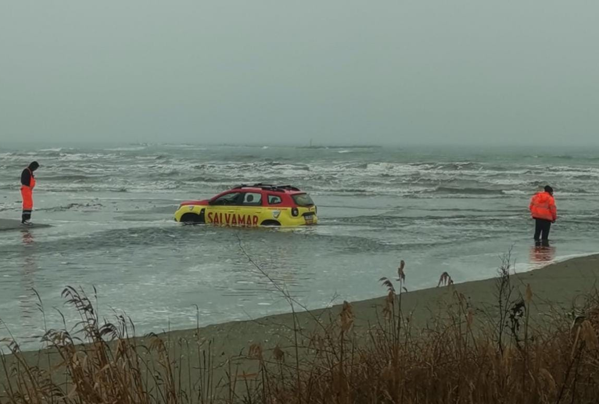 Mașină a Salvamarilor împotmolită în mare de Crăciun, pe plaja din Mamaia VIDEO